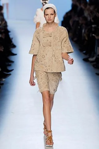 Look 16
